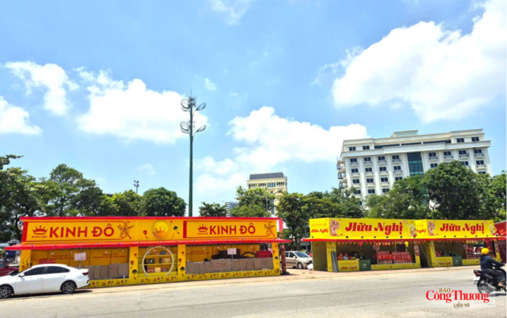 Các gian hàng bày bán bánh trung thu tại khu vực Công viên trung tâm phường Trường Vinh.