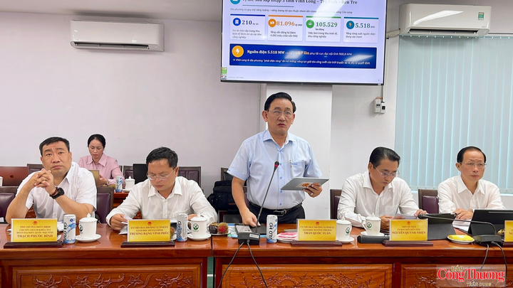 Ông Trần Quốc Tuấn, Giám đốc Sở Công Thương tỉnh Vĩnh Long, báo cáo tại buổi làm việc.