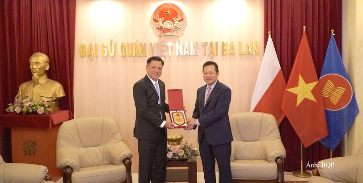 Thượng tướng Nguyễn Trường Thắng, Ủy viên Trung ương Đảng, Ủy viên Thường vụ Quân ủy Trung ương, Thứ trưởng Bộ Quốc phòng đến thăm, làm việc với Đại sứ quán Việt Nam tại Ba Lan.