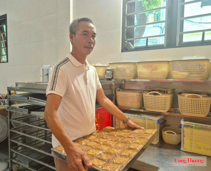 Chủ cơ sở bánh nướng Quang Huy chuẩn bị các đơn hàng.