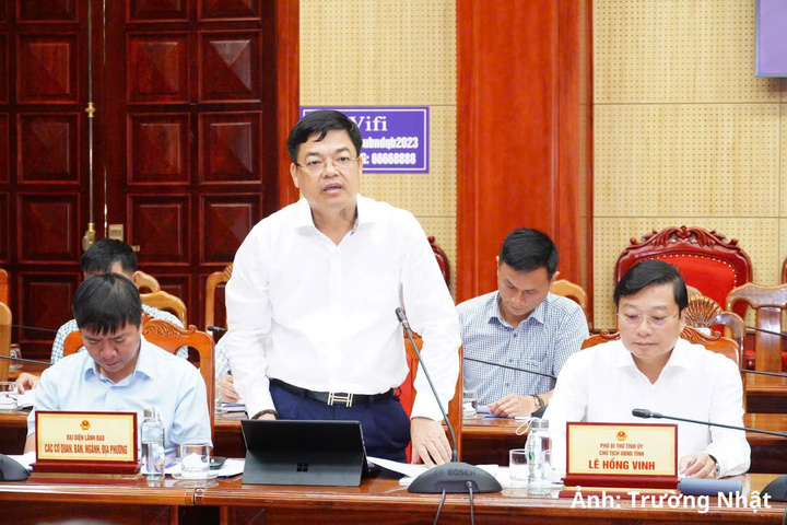 Ông Hồ Xuân Hoè, Giám đốc Sở Công Thương tỉnh Quảng Trị báo cáo tại buổi làm việc.