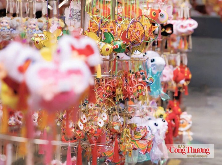 Đèn ông sao với nhiều kích cỡ, màu sắc được bày bán tại các cửa hàng trên phố Hàng Mã.