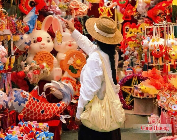 Hàng Mã rực rỡ, đồ chơi Trung thu ‘hút khách’ - 10