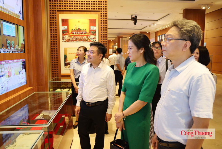 Đoàn cán bộ, đảng viên Báo Công Thương tham quan Nhà Quốc hội.