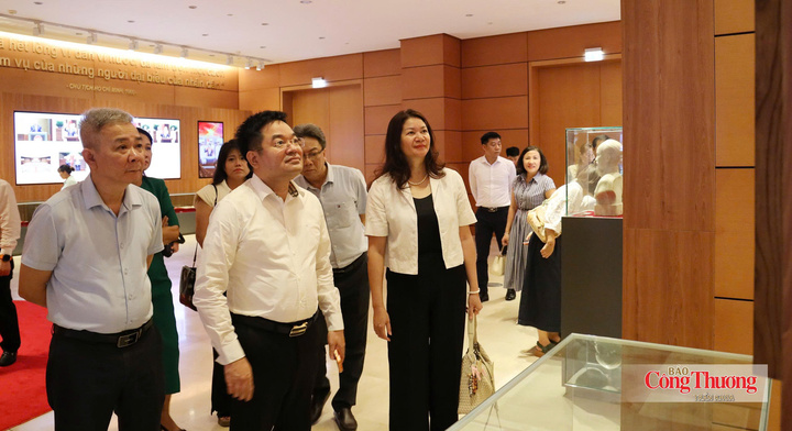 Các đại biểu tìm hiểu không gian trưng bày tại Nhà Quốc hội.