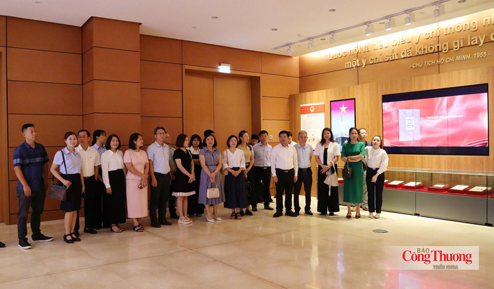 Cán bộ, đảng viên Đảng bộ Báo Công Thương tại Bảo tàng Quốc hội Việt Nam.