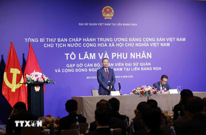 Tổng Bí thư, Chủ tịch nước Tô Lâm nói chuyện thân mật với cán bộ, nhân viên Đại sứ quán và đại diện cộng đồng người Việt Nam tại Nga. Ảnh: Thống Nhất/TTXVN