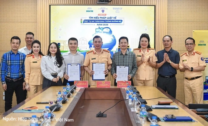 Lễ ký kết chương trình phối hợp triển khai thực hiện về tổ chức Cuộc thi “Tìm hiểu pháp luật về Trật tự, an toàn giao thông đường bộ năm 2026”.