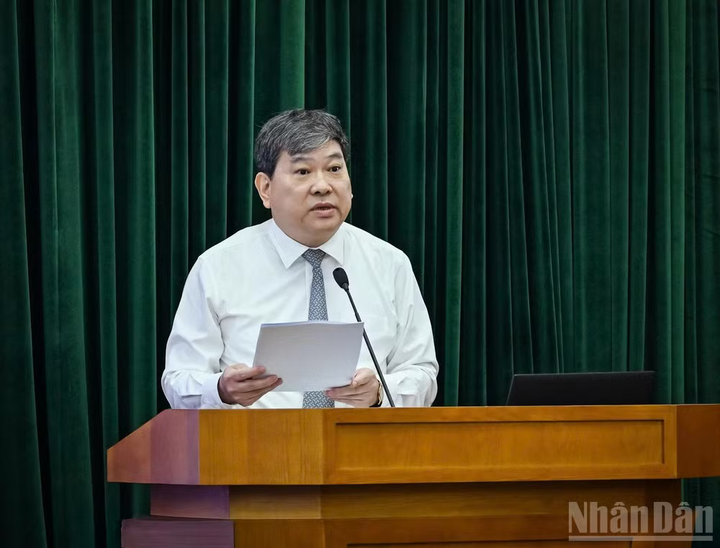 Đồng chí Nguyễn Duy Bắc, Phó Giám đốc Học viện Chính trị quốc gia Hồ Chí Minh báo cáo tóm tắt kết quả và phương hướng, nhiệm vụ trong thời gian tới. Ảnh: Duy Linh