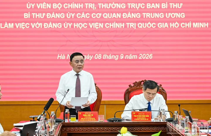 Thay mặt Bộ Chính trị, Ban Bí thư, đồng chí Thường trực Ban Bí thư Trần Cẩm Tú ghi nhận những kết quả, đóng góp của Đảng bộ Học viện đối với công tác đào tạo, bồi dưỡng cán bộ của Đảng, Nhà nước. Ảnh: Duy Linh