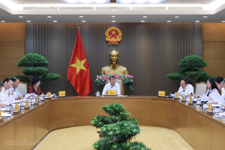 Thủ tướng Lê Minh Hưng chủ trì cuộc làm việc với Bộ Y tế và các bộ, ngành, cơ quan liên quan về dự án Luật sửa đổi, bổ sung một số luật trong lĩnh vực y tế - Ảnh: chinhphu.vn/Nhật Bắc