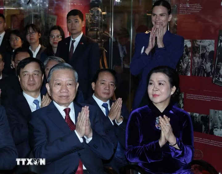 Tổng Bí thư, Chủ tịch nước Tô Lâm và Phu nhân dự chương trình Khai trương Không gian Di sản và Kết nối văn hóa Việt - Nga. Ảnh: Thống Nhất/TTXVN
