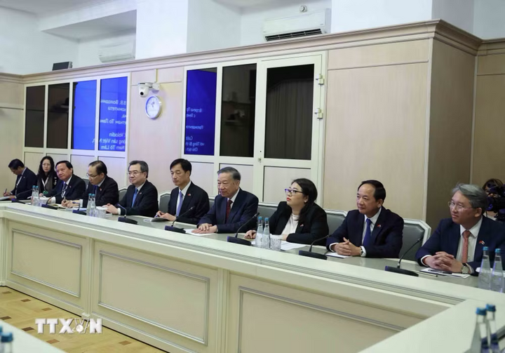 Tổng Bí thư, Chủ tịch nước Tô Lâm và thành viên đoàn cấp cao Việt Nam tại cuộc hội kiến Chủ tịch Duma Quốc gia Nga Vyacheslav Volodin. Ảnh: Thống Nhất/TTXVN
