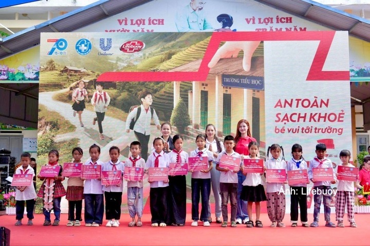 Trao 50 suất học bổng trị giá 50 triệu đồng cho học sinh có hoàn cảnh khó khăn tại Trường Tiểu học Phúc Than (Mường Than, Lai Châu).