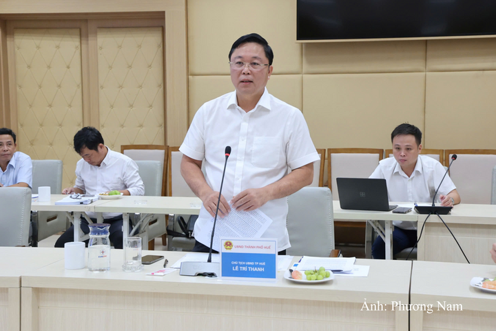 Chủ tịch UBND TP. Huế Lê Trí Thanh trao đổi tại buổi làm việc