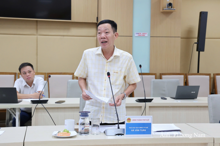 Phó Chủ tịch UBND thành phố Huế Hà Văn Tuấn trao đổi tại buổi làm việc