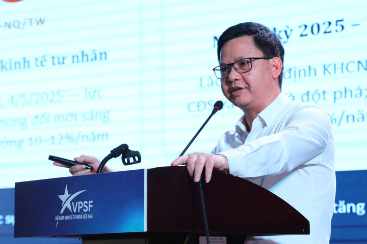 PGS.TS Vũ Văn Tích - Phó Giám đốc Học viện Chiến lược Khoa học và Công nghệ, Bộ Khoa học và Công nghệ phát biểu tại diễn đàn.