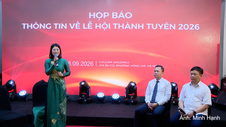 Đại diện Sở Văn hóa Thể thao và Du lịch tỉnh Tuyên Quang trả lời câu hỏi của phóng viên tại buổi hợp báo.