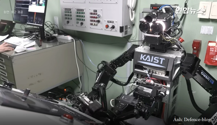 Hải quân Hàn Quốc hé lộ thử nghiệm robot PIBOT cầm lái tàu chiến.