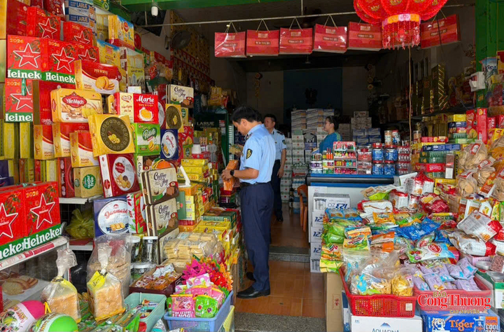 Lực lượng Quản lý thị trường Đắk Lắk kiểm tra công tác bảo đảm an toàn thực phẩm. Ảnh minh họa