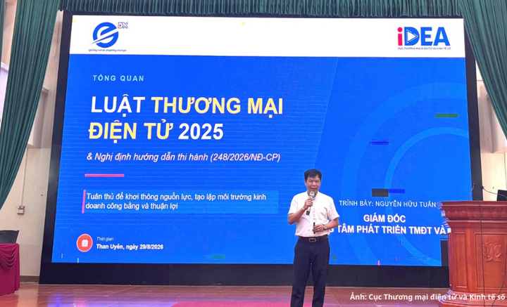 Ông Nguyễn Hữu Tuấn - Giám đốc Trung tâm Phát triển Thương mại điện tử và Công nghệ số (eComDX) chia sẻ về Luật Thương mại điện tử tại một hội nghị gần đây.