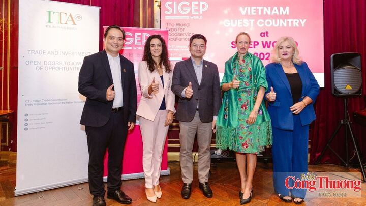 Đại diện cơ quan ngoại giao Ý tại TP. Hồ Chí Minh, đại diện Tập đoàn Triển lãm Ý IEG chụp hình cùng Phó Giám đốc Sở ngoại vụ TP. Hồ Chí Minh.