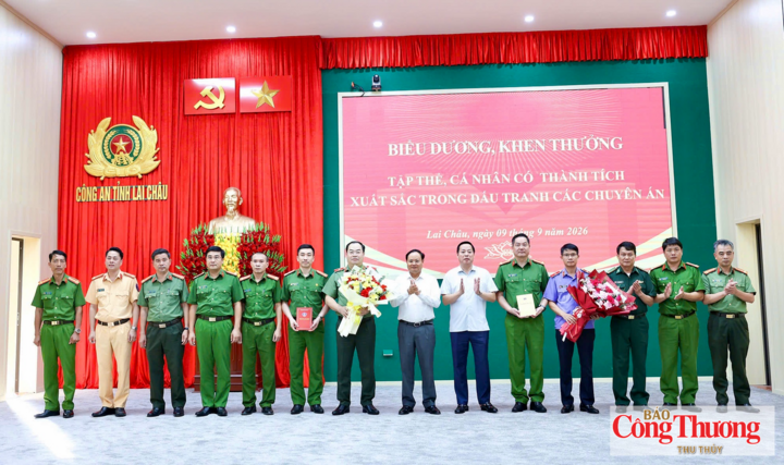 Bí thư Tỉnh ủy Lai Châu Lê Minh Ngân tặng hoa chúc mừng Ban giám đốc Công an tỉnh và các tập thể, cá nhân có thành tích xuất sắc trong đấu tranh các chuyên án.