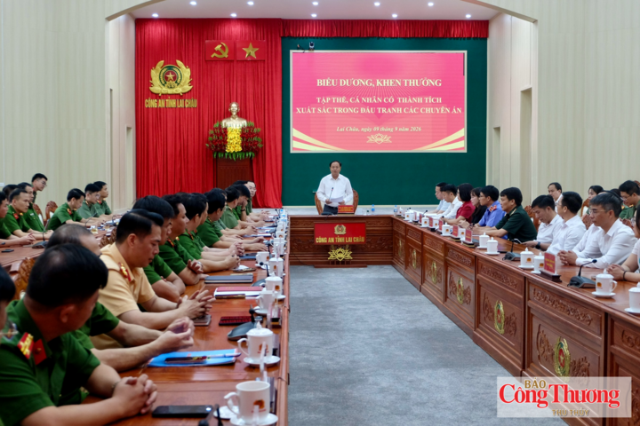 Bí thư Tỉnh ủy Lai Châu Lê Minh Ngân phát biểu chúc mừng Ban Giám đốc Công an tỉnh cùng các tập thể, cá nhân trực tiếp tham gia đấu tranh các chuyên án.