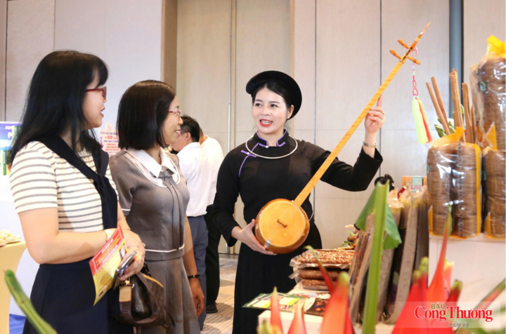 Đại diện các tỉnh trò chuyện về những sản phẩm đặc trưng, những nét văn hóa tiêu biểu thu hút du lịch