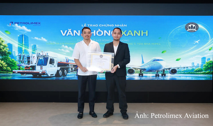 Ông Nguyễn Văn Học - Ủy viên HĐQT, Tổng Giám đốc Petrolimex Aviation (bên trái) nhận Chứng nhận “Văn phòng xanh”