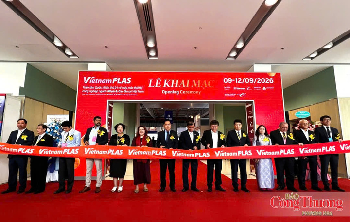Đại biểu cắt băng khai mạc Triển lãm quốc tế ngành nhựa và cao su Việt Nam - VietnamPlas 2026.