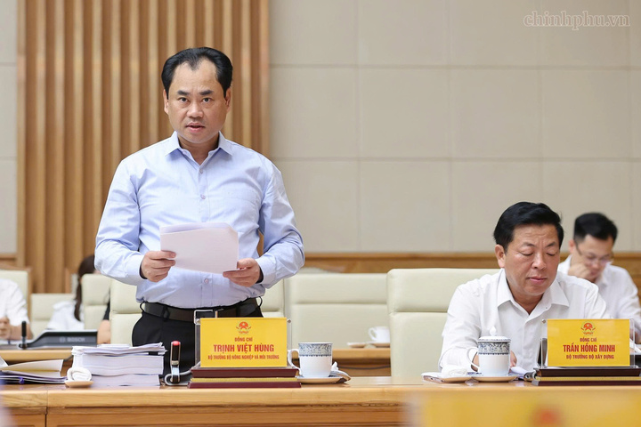 Bộ trưởng Bộ Nông nghiệp và Môi trường Trịnh Việt Hùng báo cáo tại cuộc họp - Ảnh: chinhphu.vn/Nhật Bắc