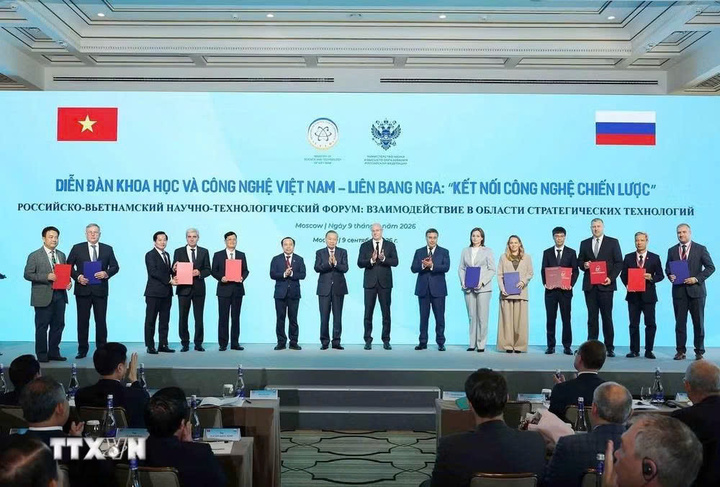 Tổng Bí thư, Chủ tịch nước Tô Lâm và Phó Thủ tướng Nga Dmitry Chernyshenko chứng kiến trao thỏa thuận hợp tác giữa hai nước. (Ảnh: Thống Nhất/TTXVN)