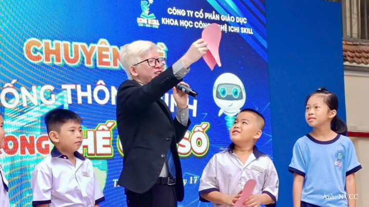 Anh thường xuyên chia sẻ kỹ năng sống với học sinh, sinh viên.