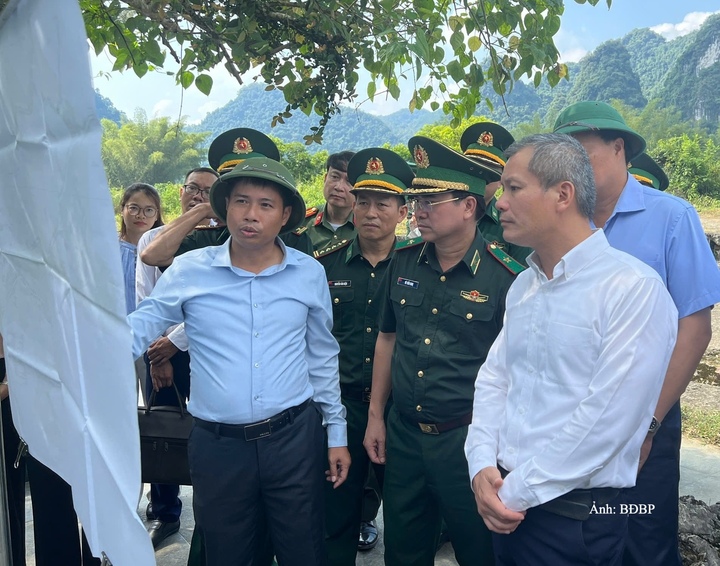 Lãnh đạo Văn phòng UBND tỉnh Cao Bằng báo cáo quy hoạch quảng trường Bản Giốc.