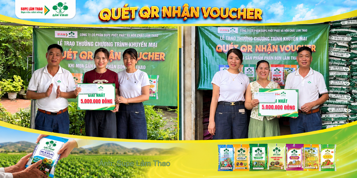 Supe Lâm Thao trao thưởng cho 02 khách hàng giành giải nhất, mỗi voucher trị giá 5 triệu đồng. Ảnh: Supe Lâm Thao