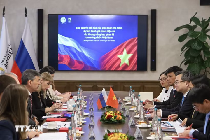 Đồng chí Nguyễn Thanh Nghị, Trưởng Ban Chính sách, chiến lược Trung ương làm việc với lãnh đạo Học viện Tổng thống Nga.