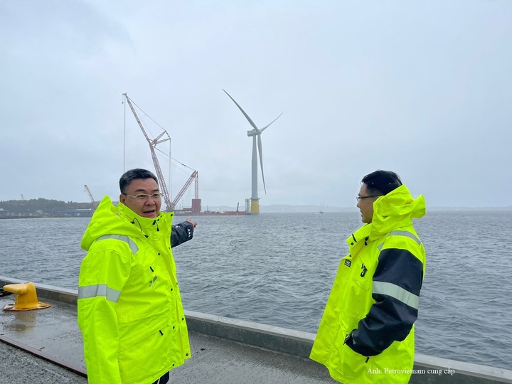 Ông Lê Mạnh Cường hiện là Tổng Giám đốc Petrovietnam và Bộ trưởng Bộ Công Thương Lê Mạnh Hùng (thời điểm là lãnh đạo Petrovietnam) khảo sát dự án điện gió ngoài khơi tại Na Uy năm 2024.