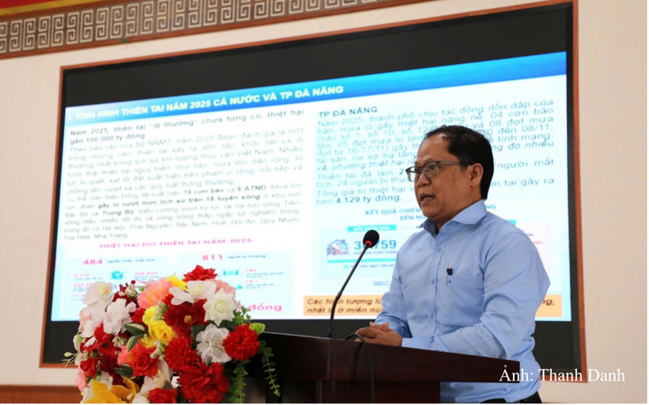 Ông Nguyễn Văn Vỹ, Cục Quản lý Đê điều và Phòng, chống thiên tai - Bộ Nông nghiệp và Môi trường báo cáo tại hội nghị.