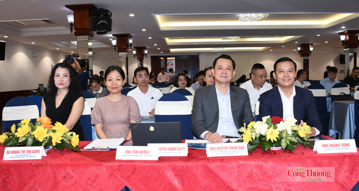 Ông Trần Hữu Linh - Cục trưởng Cục Quản lý và Phát triển thị trường trong nước (Bộ Công Thương) - áo trắng và các đại biểu tham dự sự kiện.