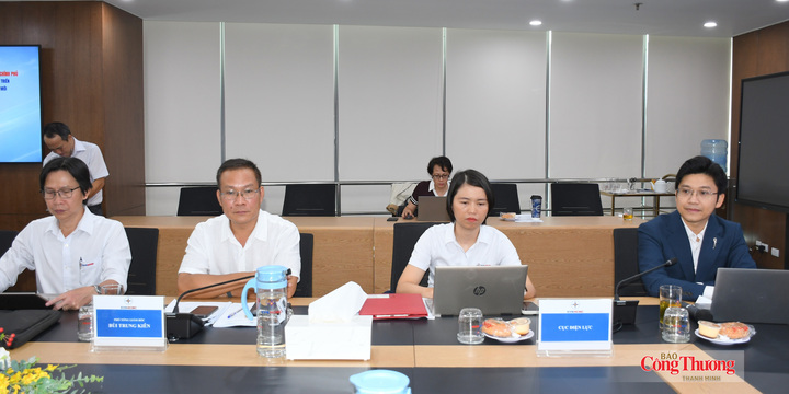 Đại diện Cục Điện lực (Bộ Công Thương), lãnh đạo Sở Công Thương TP. Hồ Chí Minh và các đại biểu tham dự sự kiện.