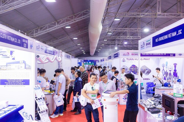 Khách tham quan tìm hiểu giải pháp tại gian hàng Viet Industry – Cleanfact & RHVAC Vietnam 2025.