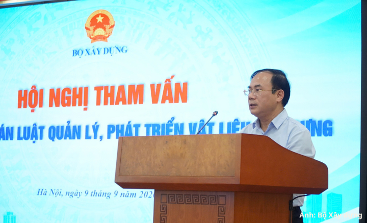 Thứ trưởng Bộ Xây dựng Nguyễn Văn Sinh phát biểu khai mạc Hội nghị.