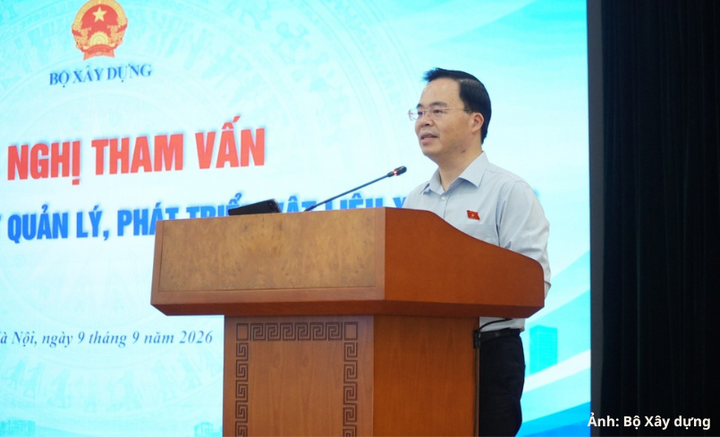 Ông Trần Văn Khải, Phó Chủ nhiệm Ủy ban Khoa học, Công nghệ và Môi trường của Quốc hội phát biểu tại hội nghị.