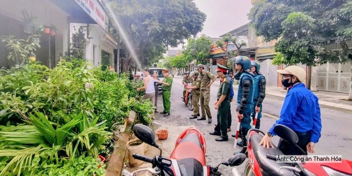 Lực lượng Công an xã Nga Sơn đến từng hộ dân, cơ sở kinh doanh để tuyên truyền, vận động tự giác tháo dỡ, di dời vật dụng vi phạm, trả lại sự thông thoáng cho không gian giao thông.