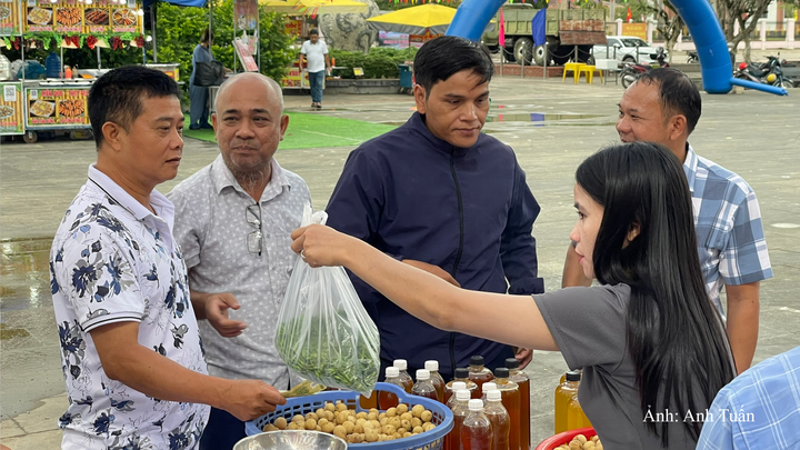 Người dân tham quan, mua sắm tại phiên chợ