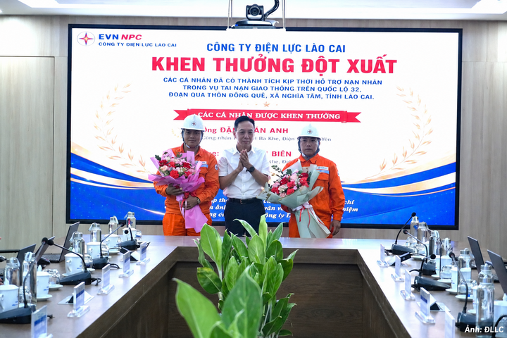 Lãnh đạo Công ty Điện lực Lào Cai trao quyết định khen thưởng đột xuất và tặng hoa biểu dương hai nhân viên Đặng Văn Anh và Trần Văn Biên vì hành động đẹp giúp người dân gặp nạn.