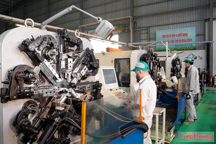 Đẩy mạnh cải cách thủ tục hành chính tạo thuận lợi cho doanh nghiệp sản xuất, kinh doanh. Ảnh: Du Ca