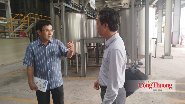 Ông Đỗ Trí Tân (đứng bên trái), Giám đốc Công ty Cổ phần Tư vấn xây dựng và Công nghệ mỏ trao đổi về dự án sandbox đất hiếm chuẩn bị được triển khai tại Khu Công nghệ cao Hòa Lạc.