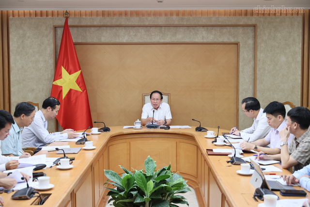 Phó Thủ tướng Lê Tiến Châu chủ trì cuộc họp về tình hình in, phát hành và cung ứng sách giáo khoa năm học 2026-2027. Ảnh: chinhphu.vn/Thu Sa